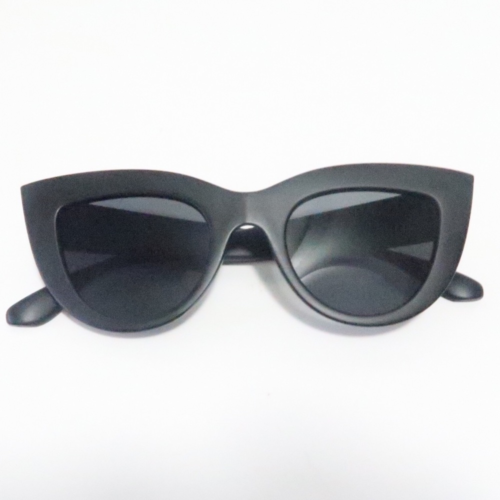 Cat eye sunglasses in Matte Black